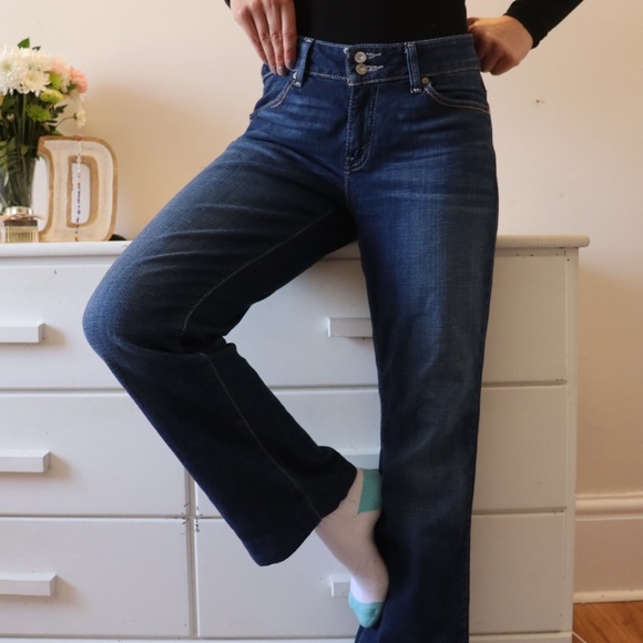 Dark Wash Levi’s - Picture 2 of 2